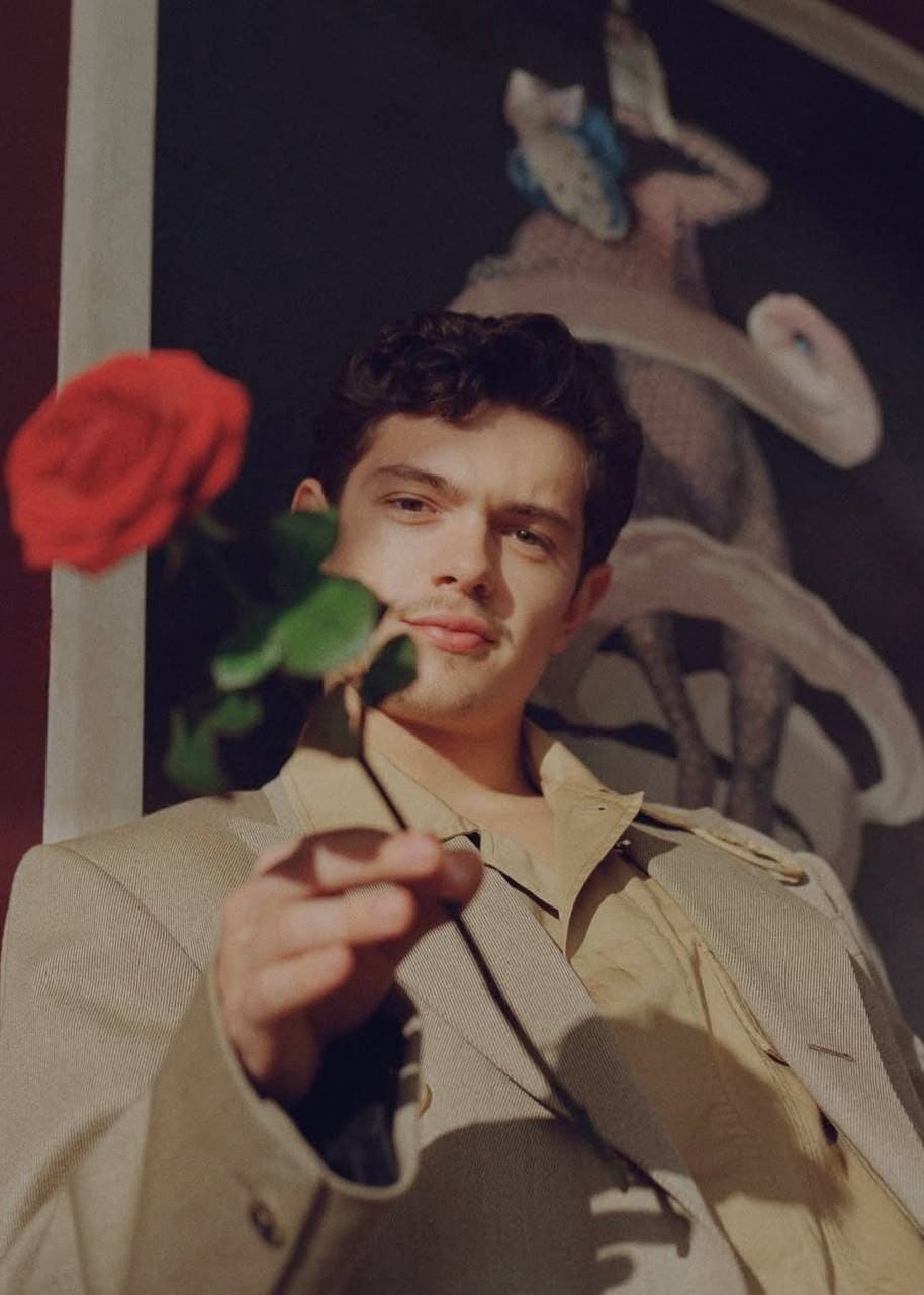 Жених с цветком