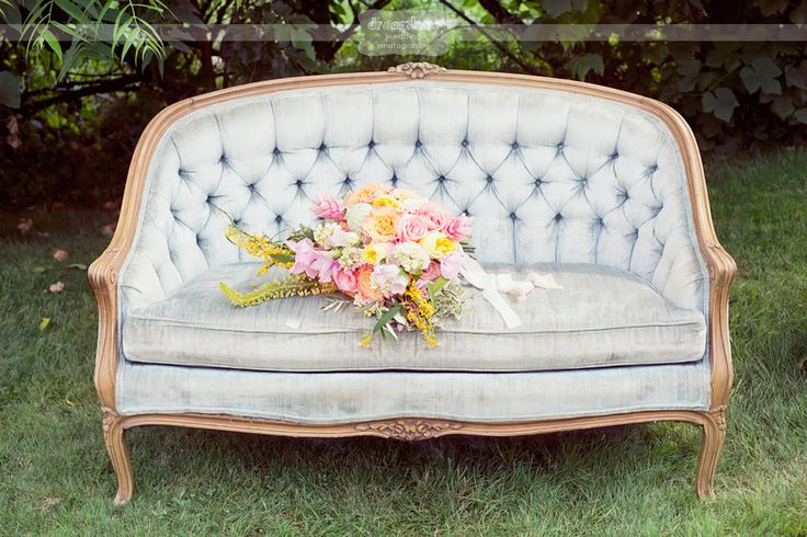 Винтажные диваны в свадебном декоре