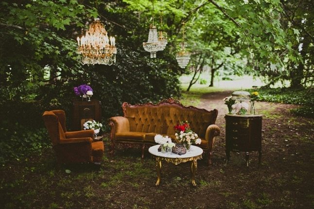 Винтажные диваны в свадебном декоре