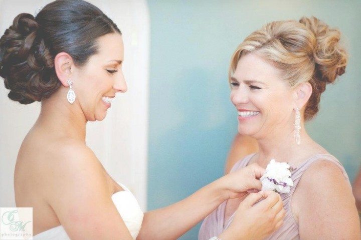 Прическа для мамы жениха на свадьбу на средние волосы фото