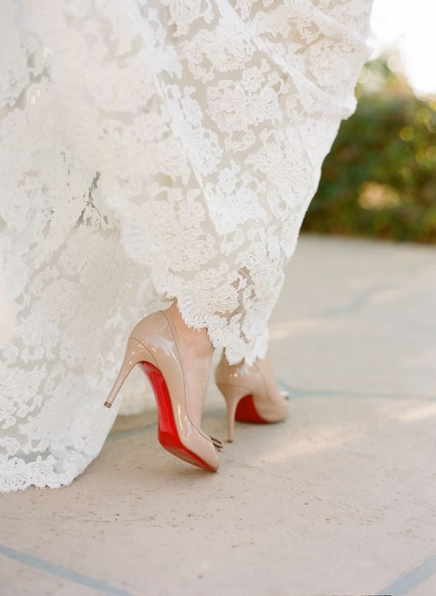 Красные туфли под свадебное платье