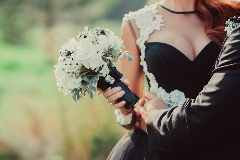 Свадьба вдовы. Невеста с букетом в руках. Черный букет невесты. Невеста с букетом в руках фото. Свадебные букеты темных оттенков.