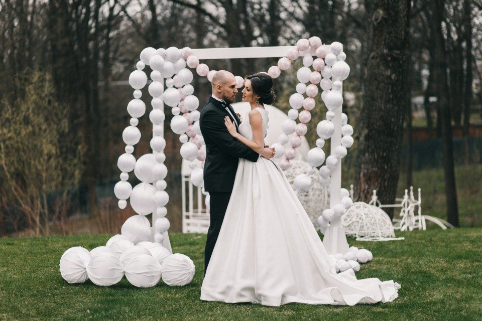 Красивые банты на свадебном платье, туфлях и торте – 40 идей | WedWed