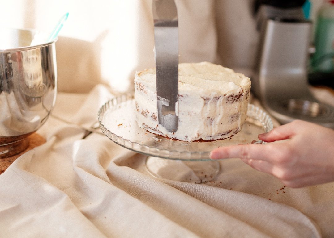 Пятничный торт: маковый коржик с клубникой