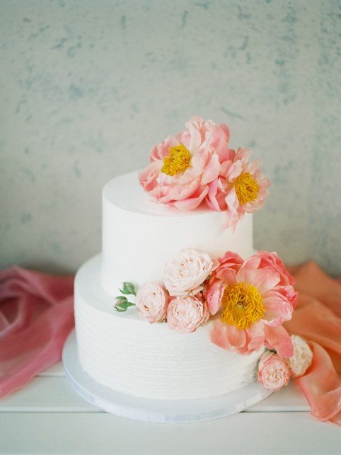 Белоснежный торт с 3D-цветами Фотограф: Мальвина Фролова; свадьба Андрея и Дарьи
