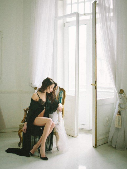 Съемка утра невесты в благородном черном от Shapor Rodion Дизайнеры платьев: Boudoir-wedding