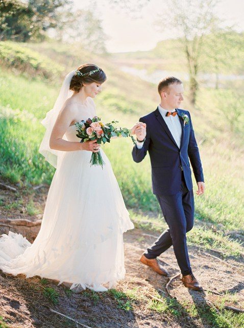 Образ жениха с бабочкой и туфлями контрастного цвета Фото: Юрий Ятель Полная версия: свадьба Артема и Кати