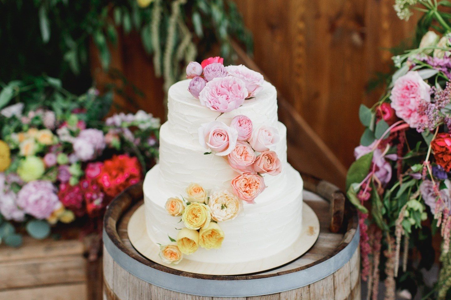 Голый торт на свадьбу – новая мода брачного декора