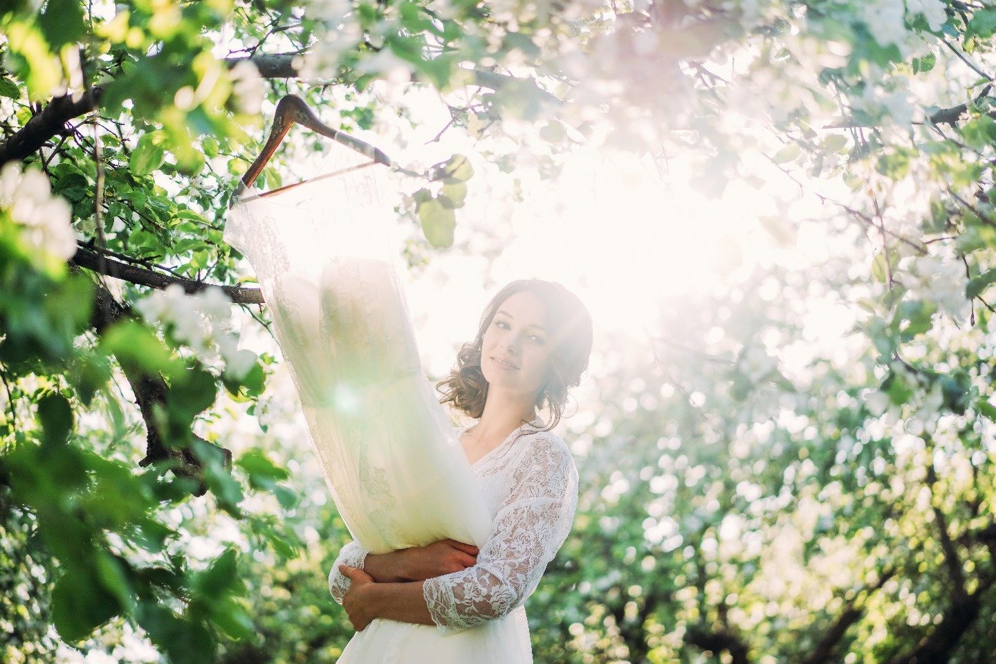 Утро невесты в цветущем саду: будуарная съемка