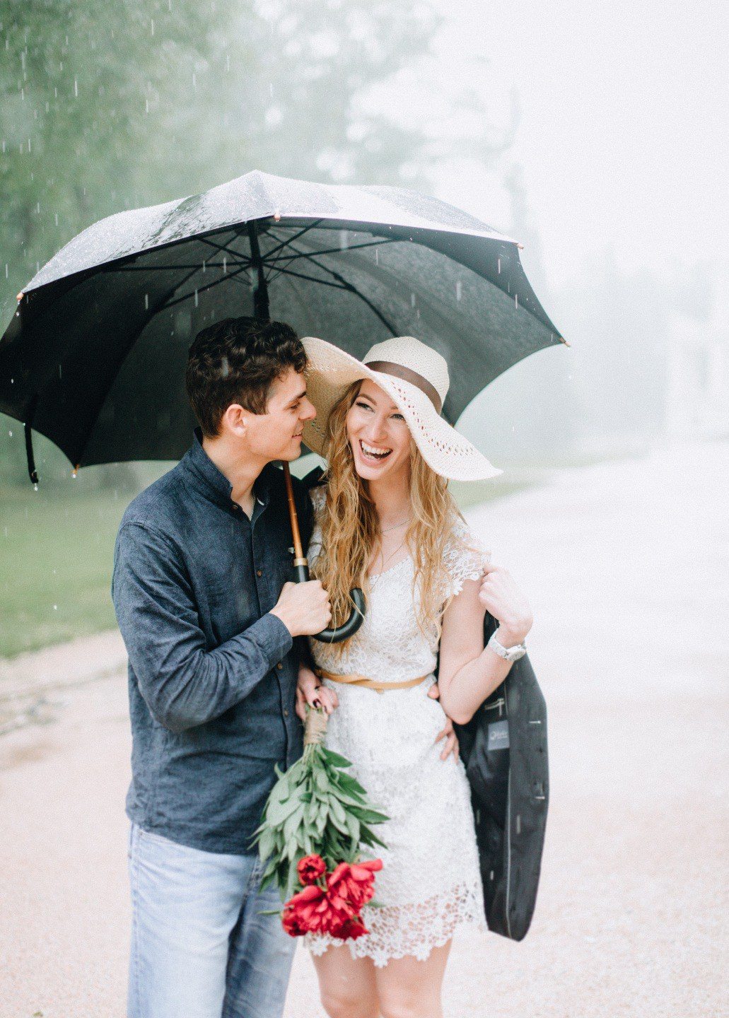 Romantic time. Свадьба под зонтом. Фотосессия с зонтом. Фотосессия под дождем лав стори. Лав стори с зонтом.