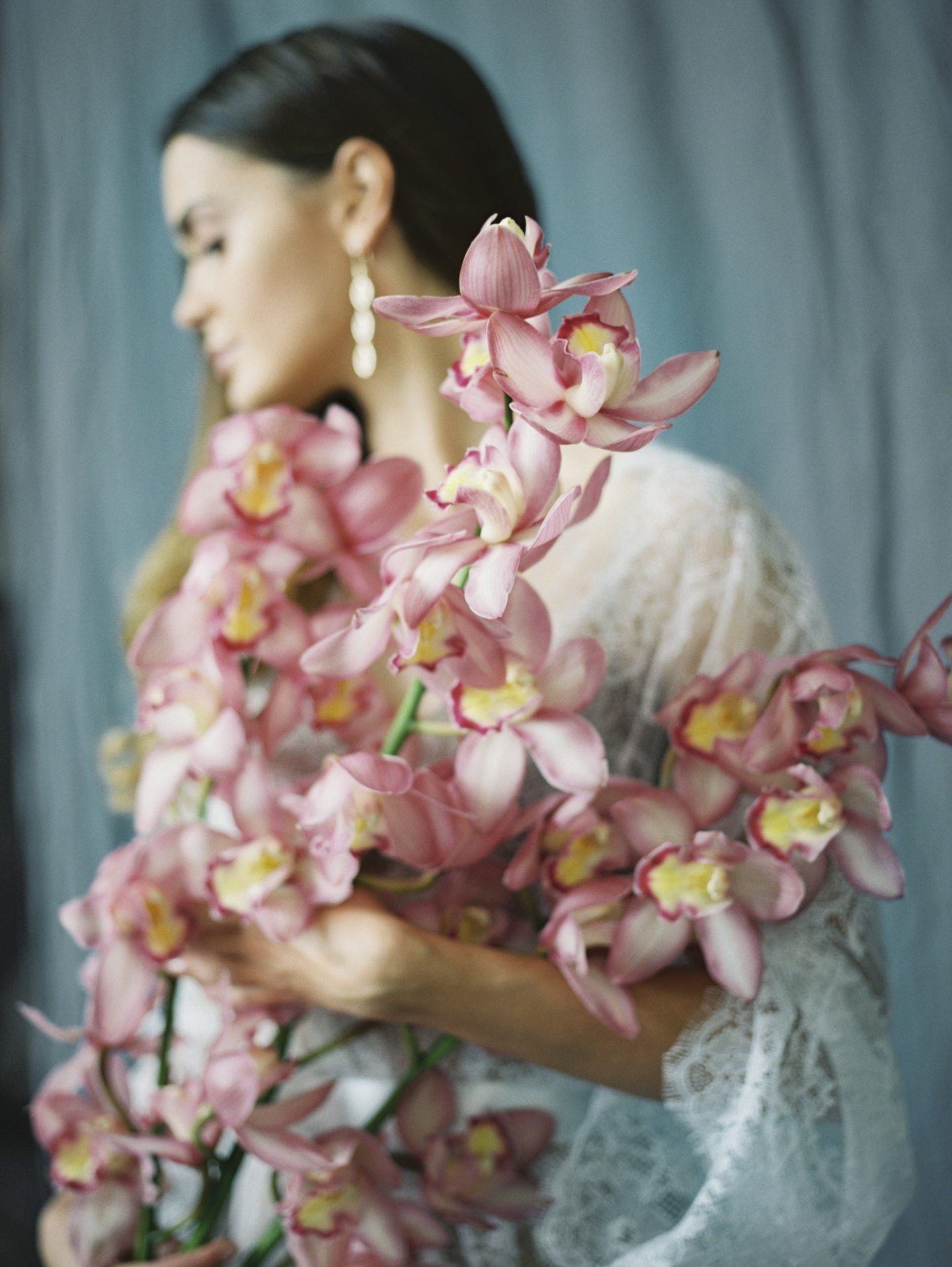 Lush Cymbidium Orchids: стилизованная фотосессия
