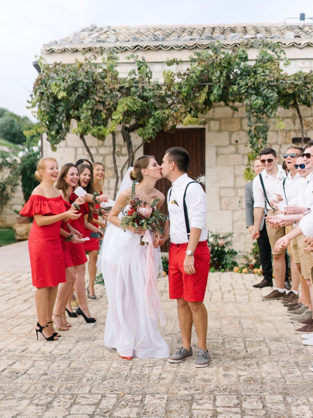 Жаркое солнце Сицилии: яркая свадьба в красном цвете