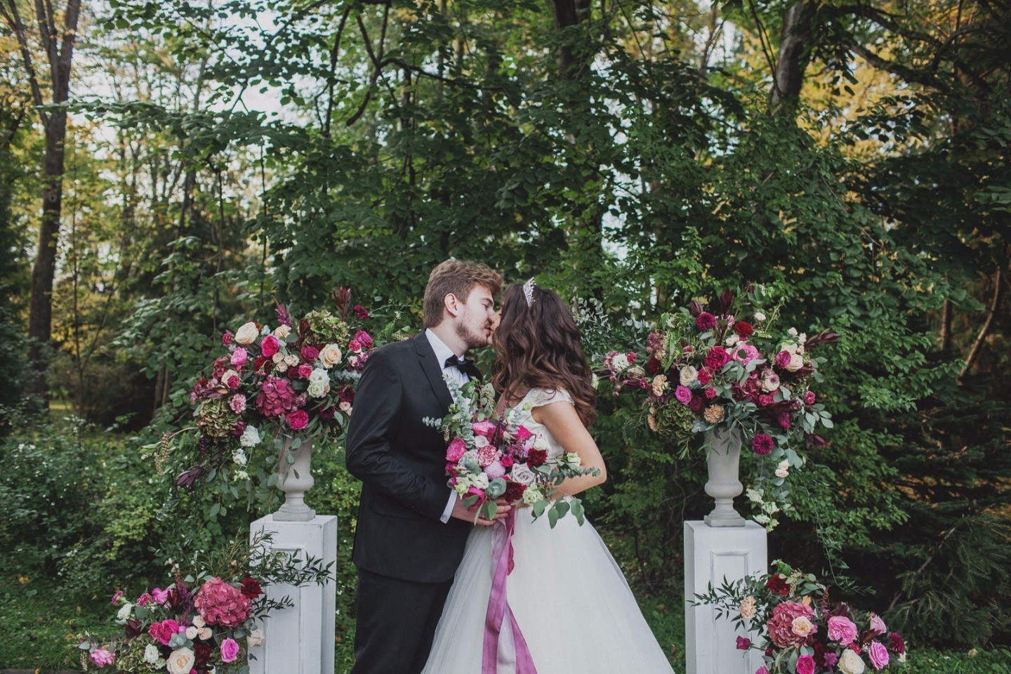 Роскошь любви: свадьба в цвете бургунди