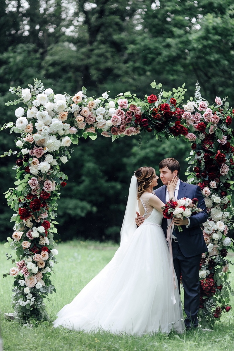 Страсть и нежность: свадьба, утопающая в цветах