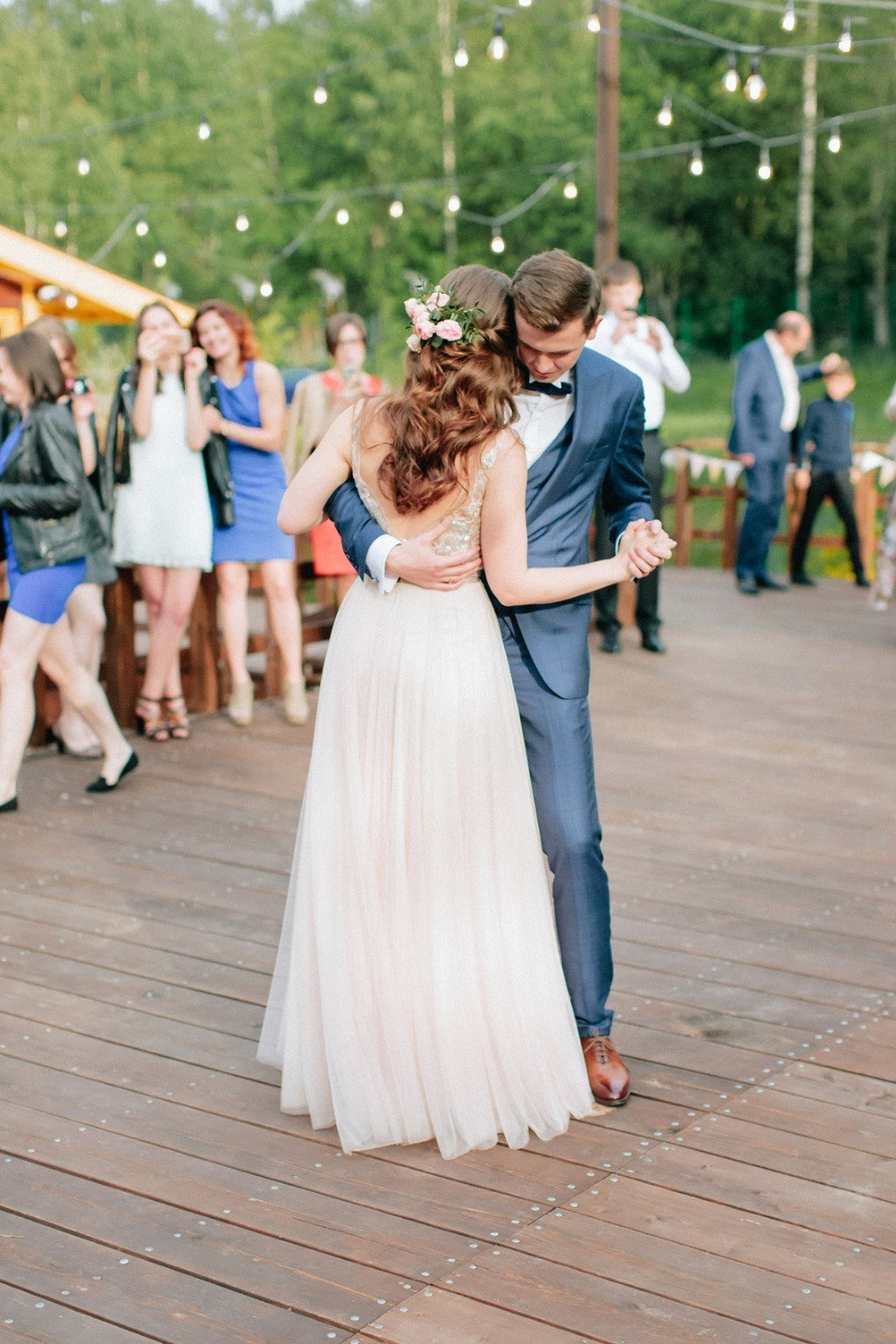 Летняя легкость: романтика и рустик на свадьбе за городом