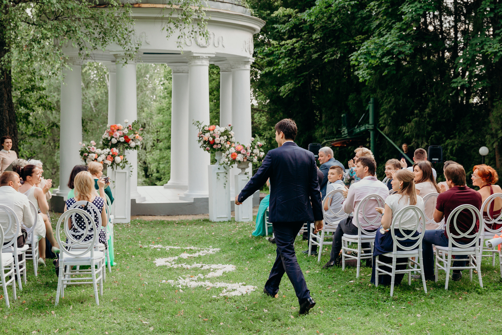 Романтичная классика: свадьба в садовой стилистике
