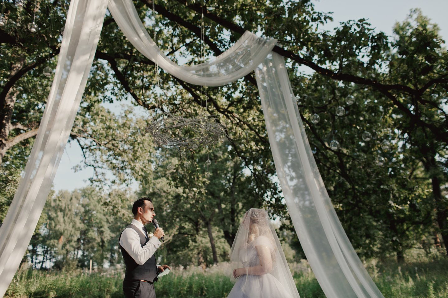 Романтичный уют: летняя загородная свадьба в серой палитре