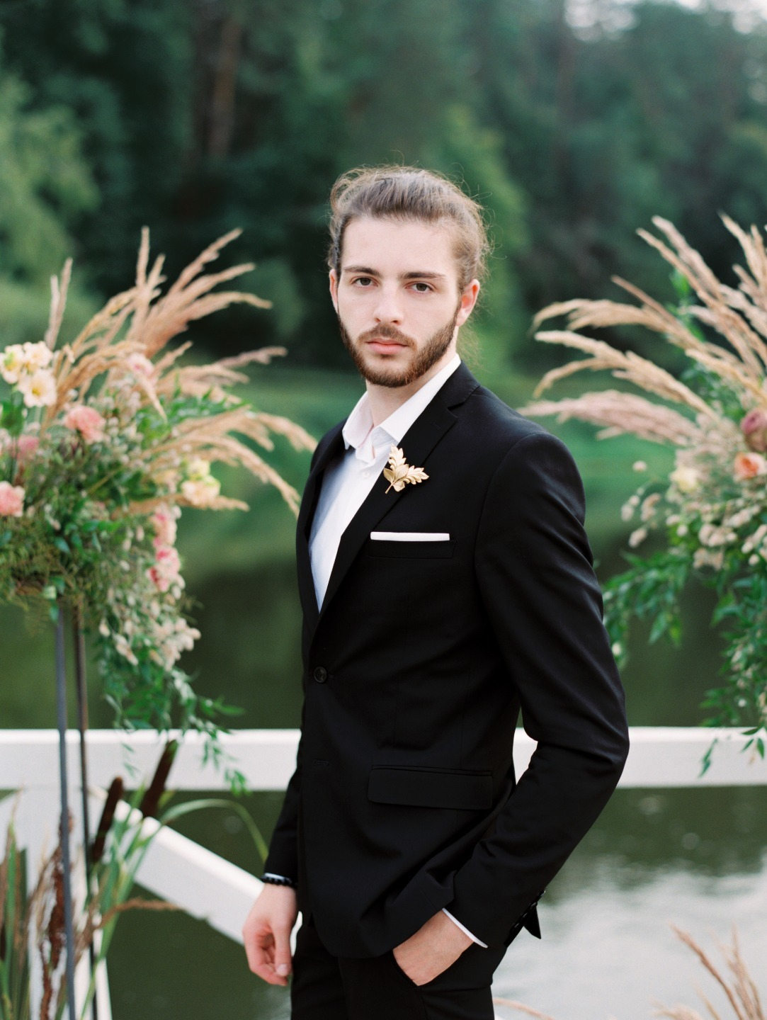 Стильные мужские костюмы на свадьбу 2024-2025 года: тренды и новинки