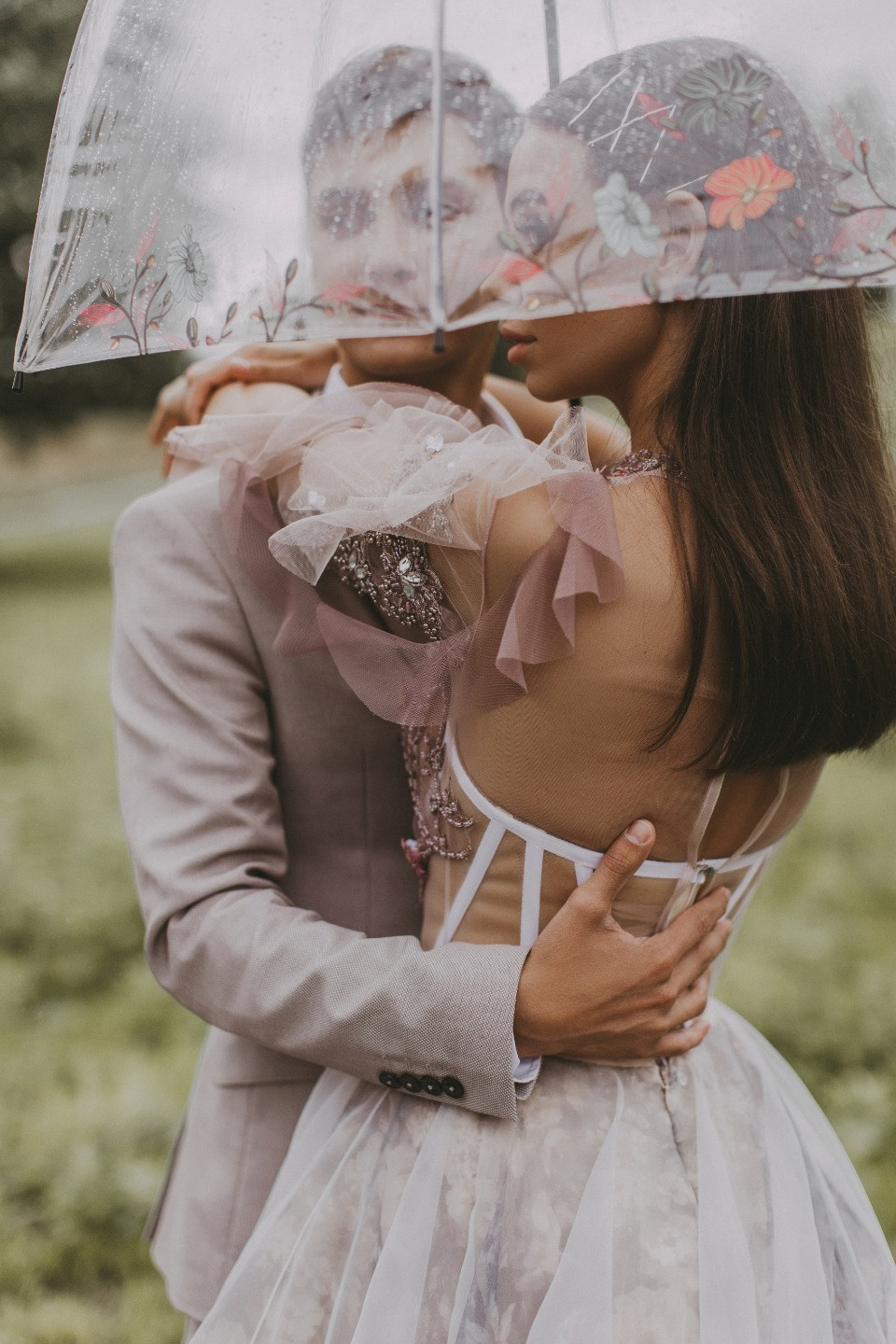Freedom of Love: атмосферная свадьба в дождь