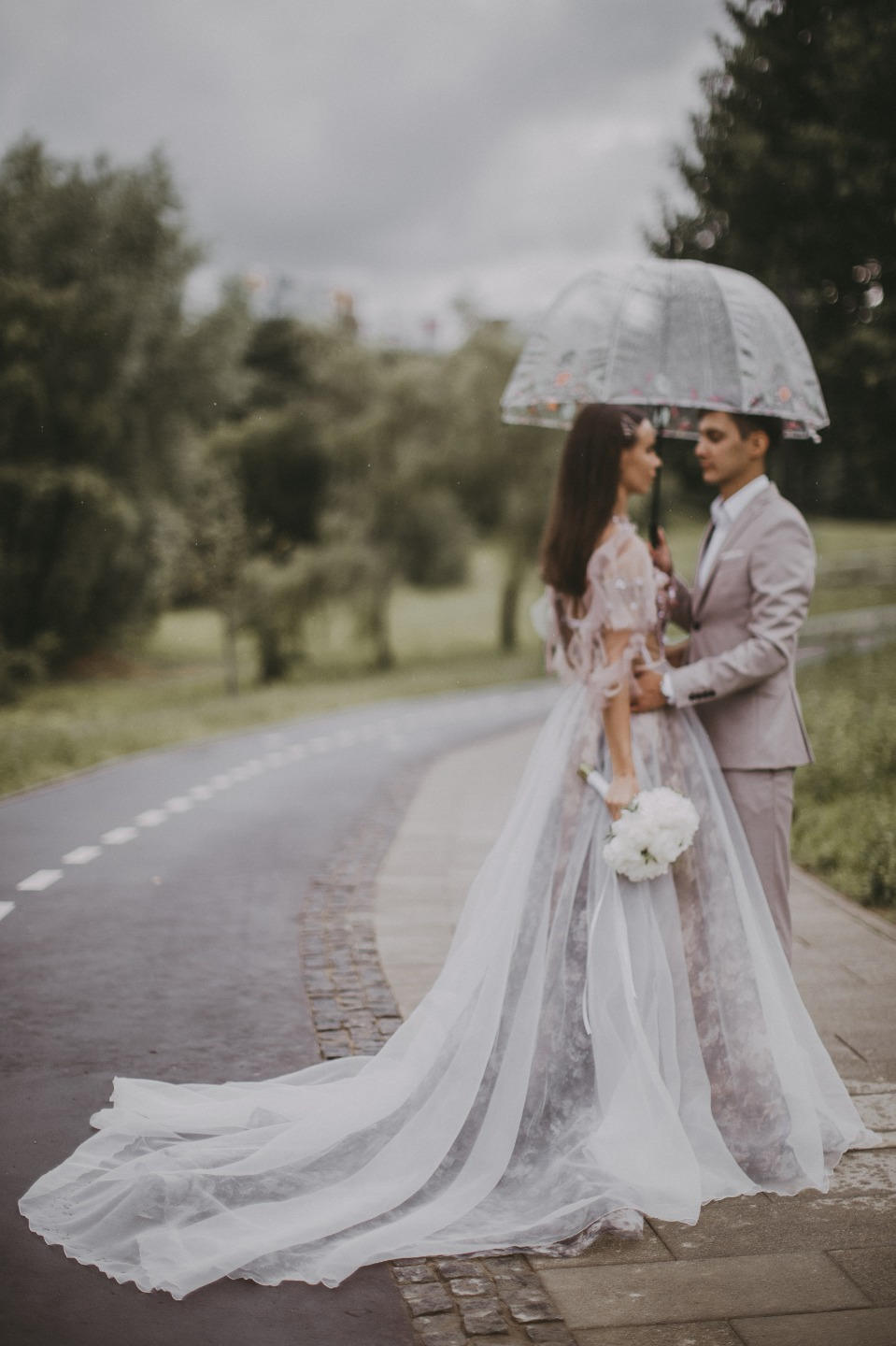 Freedom of Love: атмосферная свадьба в дождь