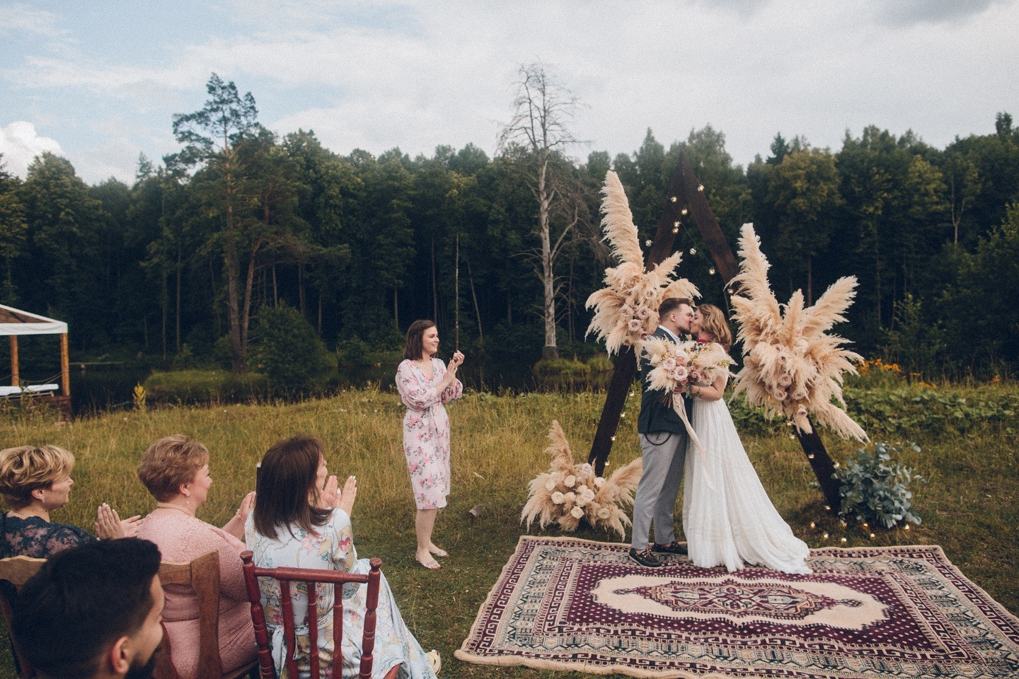 Фестивальное бохо: теплая свадьба под открытым небом