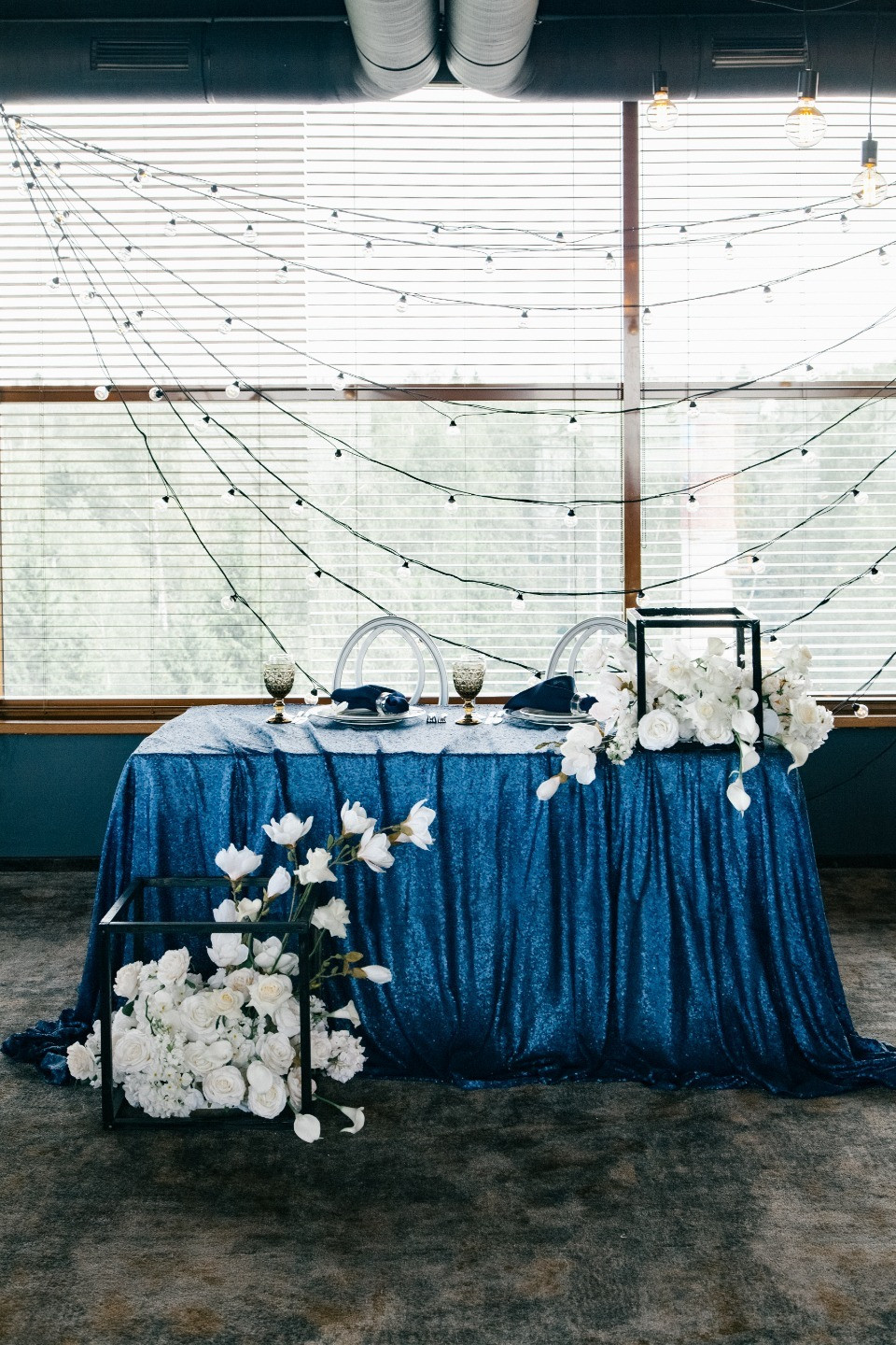 Химия и геометрия на свадьбе в темно-синей палитре