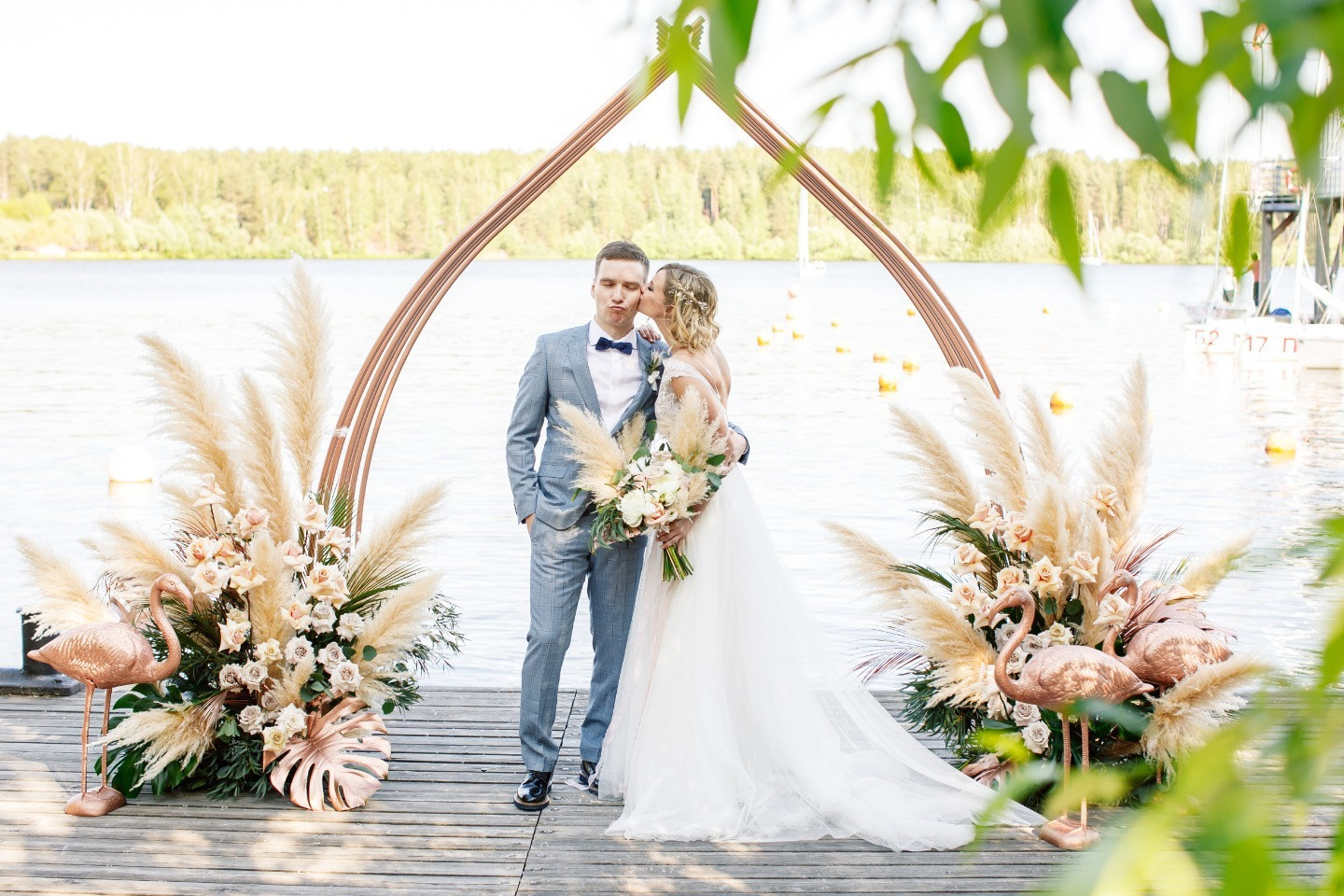 Розовое золото и фламинго: свадьба в тропическом стиле