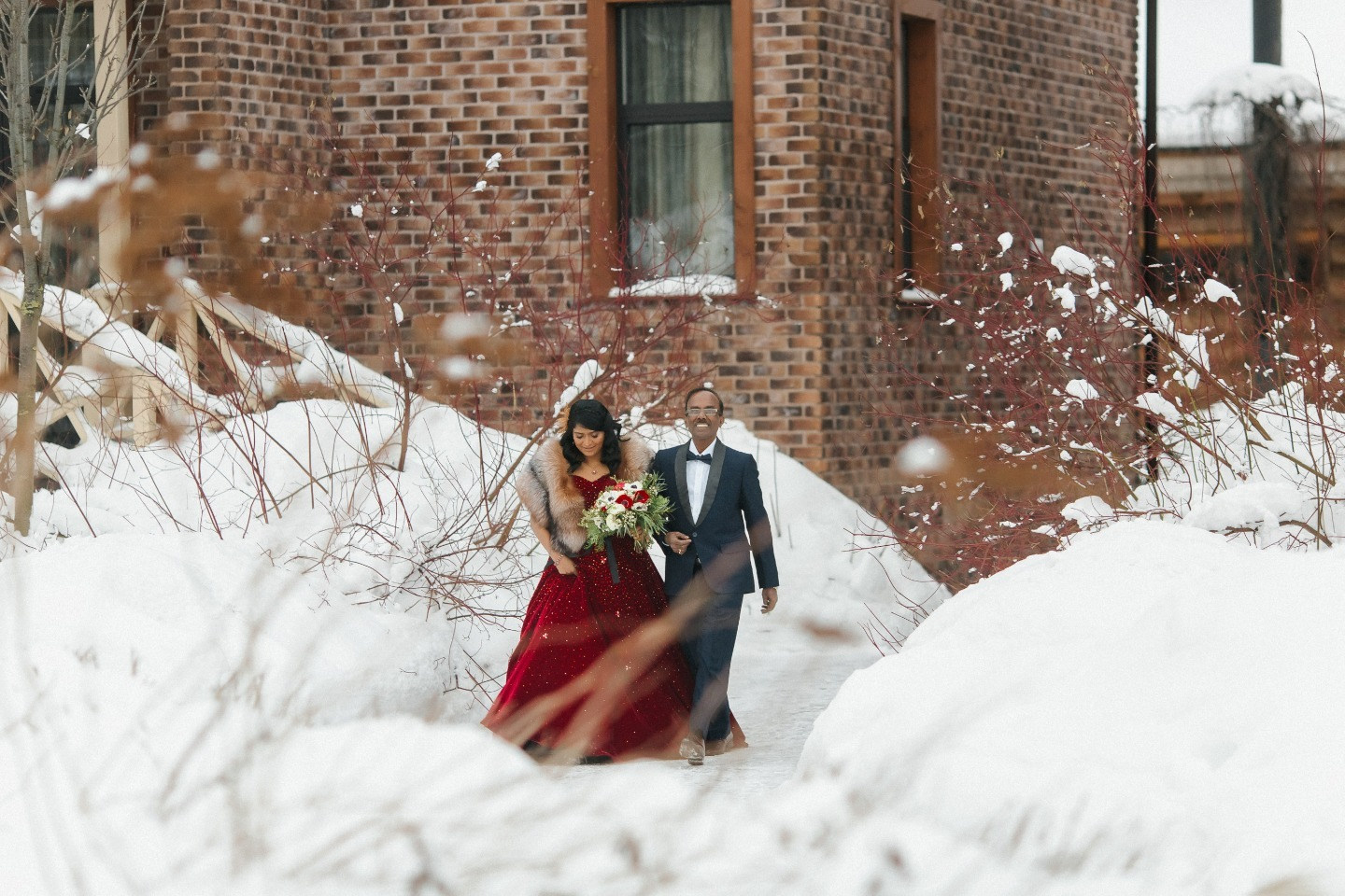 Зимняя сказка в красных тонах: русско-индийская свадьба