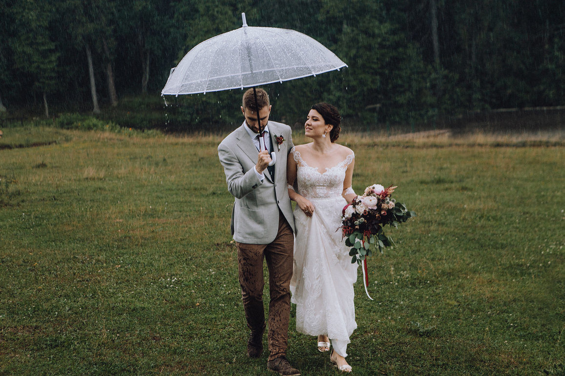 Уютная свадьба под дождем на открытой площадке