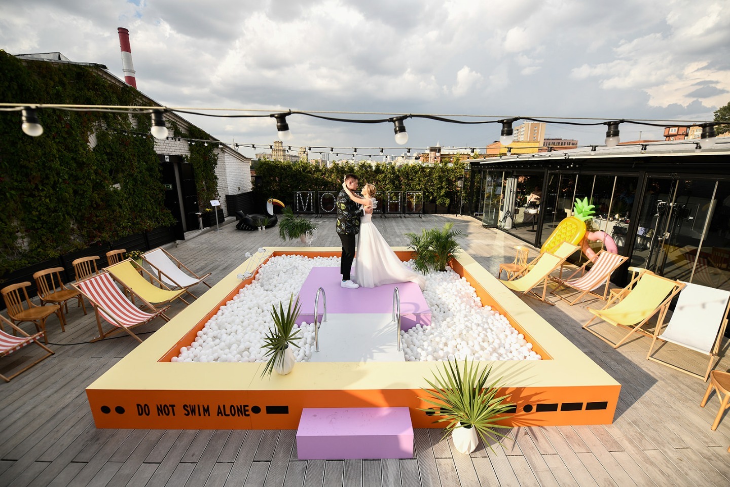 Точка точка тире: молодежная свадьба на крыше