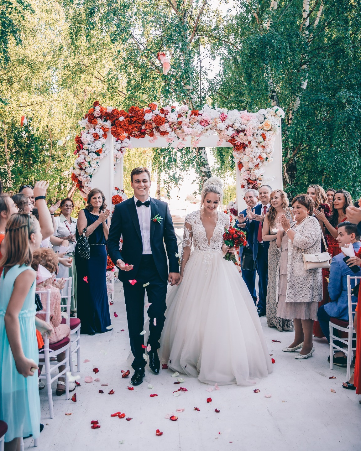 Любовь длиною в жизнь: классическая свадьба в яркой палитре