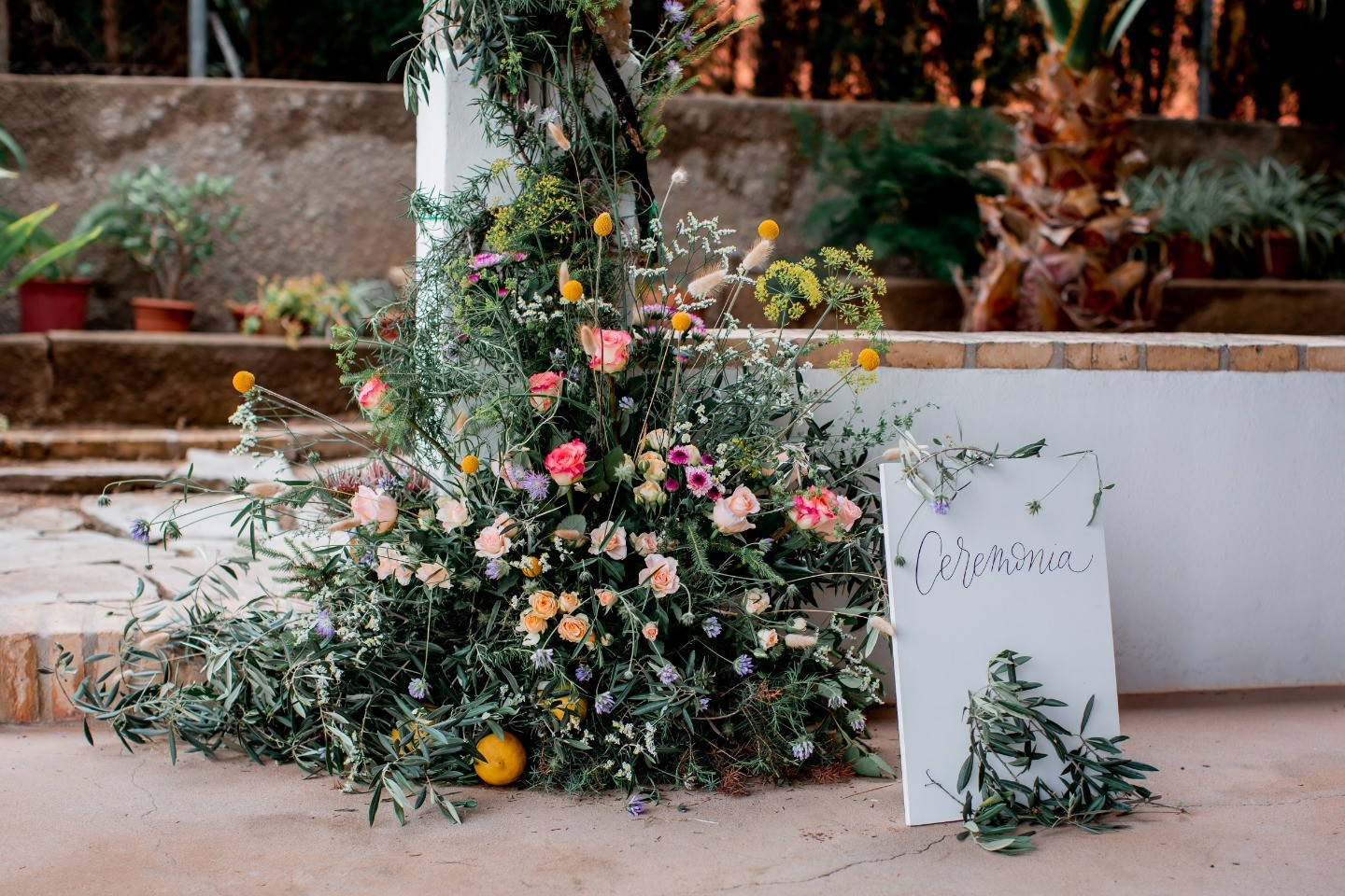 Стилизованная свадьба в испанском саду