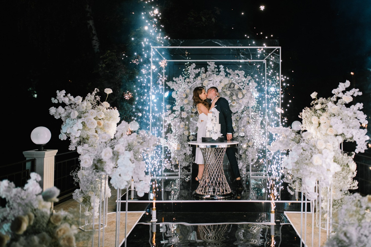 Turn the lights ON: роскошная свадьба в серебряной палитре