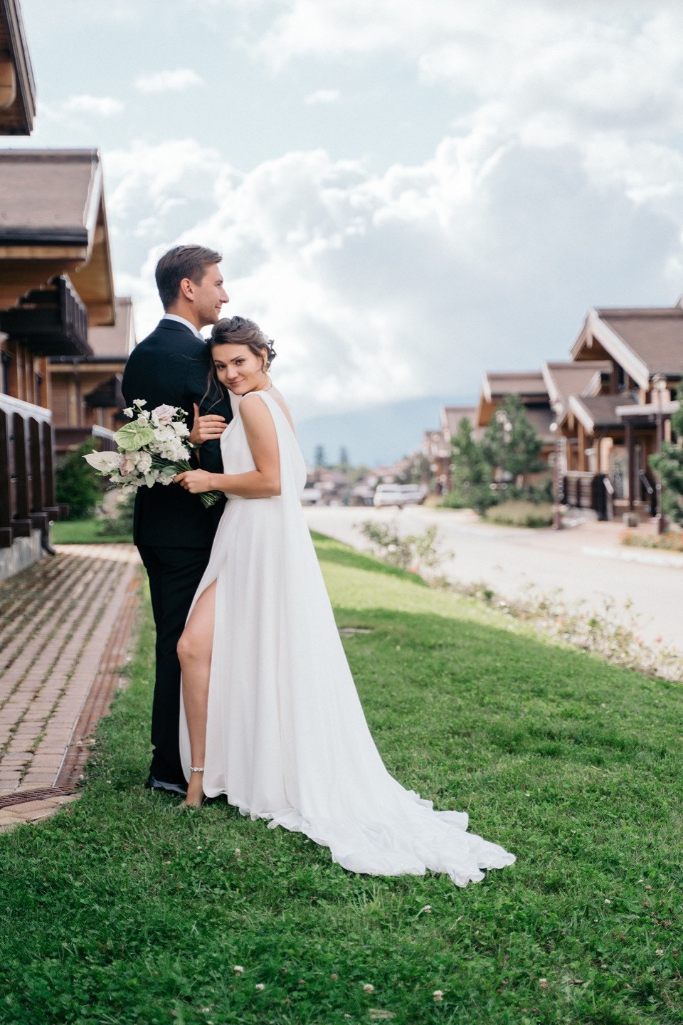Любовь в горах: семейная свадьба в черно-белой палитре