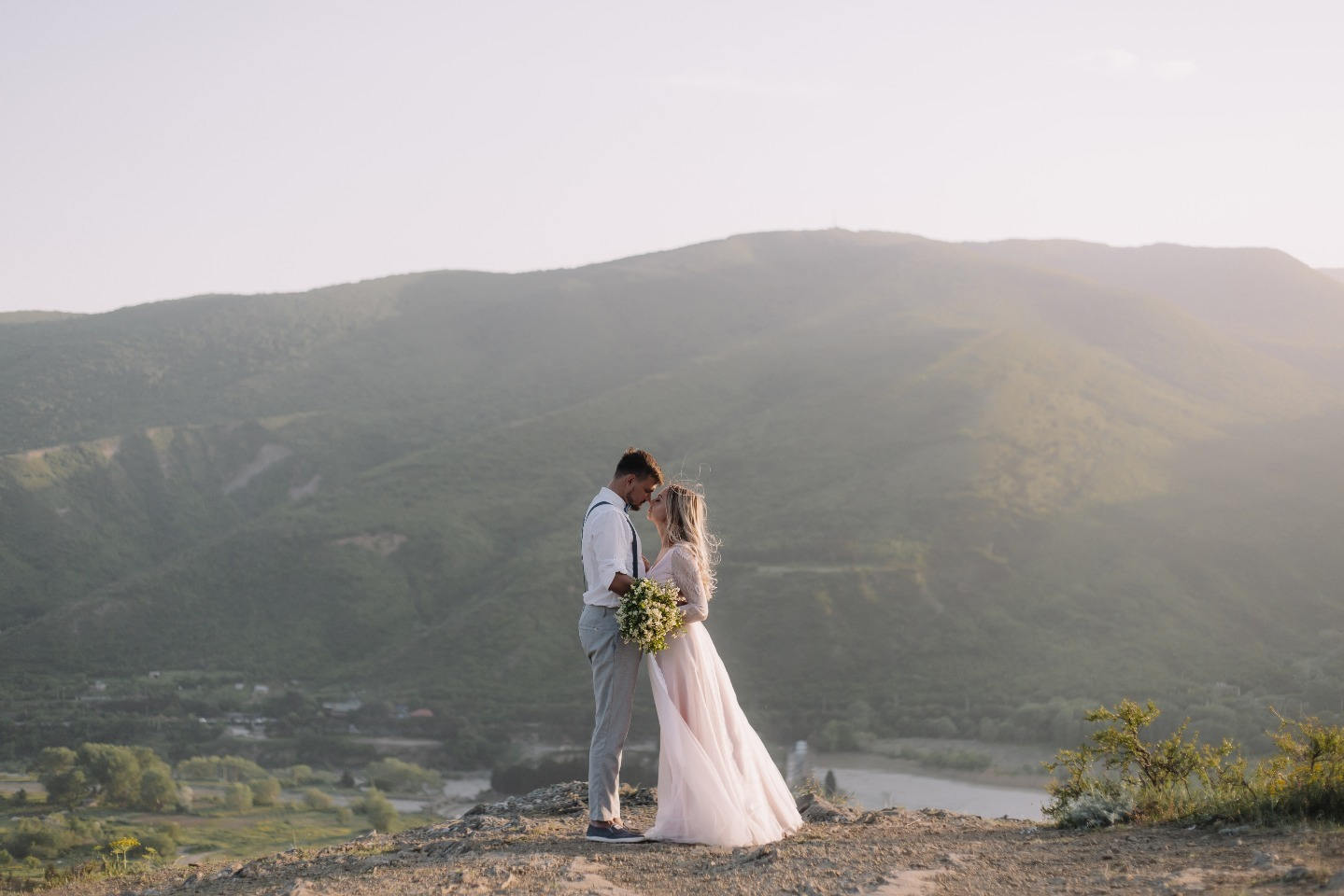 Горы, Грузия, любовь: романтичная свадьба для двоих