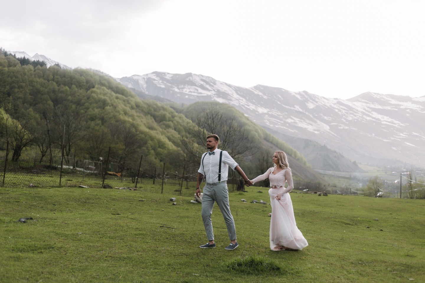 Горы, Грузия, любовь: романтичная свадьба для двоих