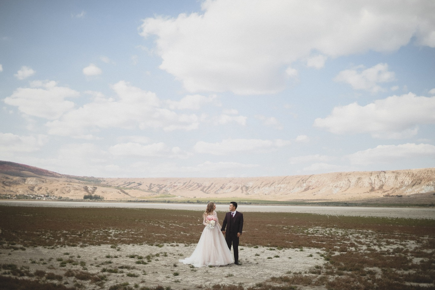 Соединение стихий: романтичная свадьба с видом на море и горы