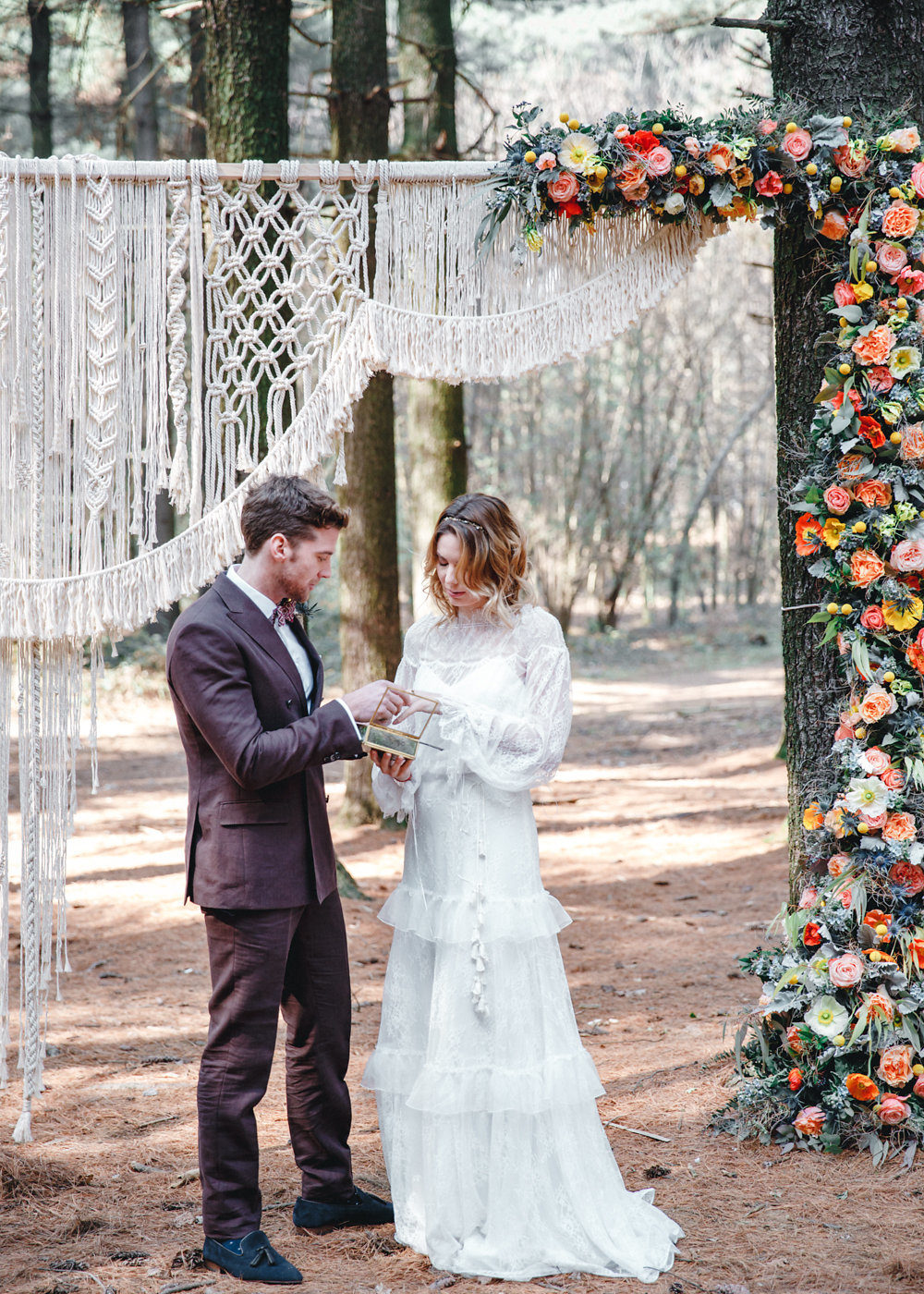 Цветы весеннего леса: стилизованная свадебная съёмка