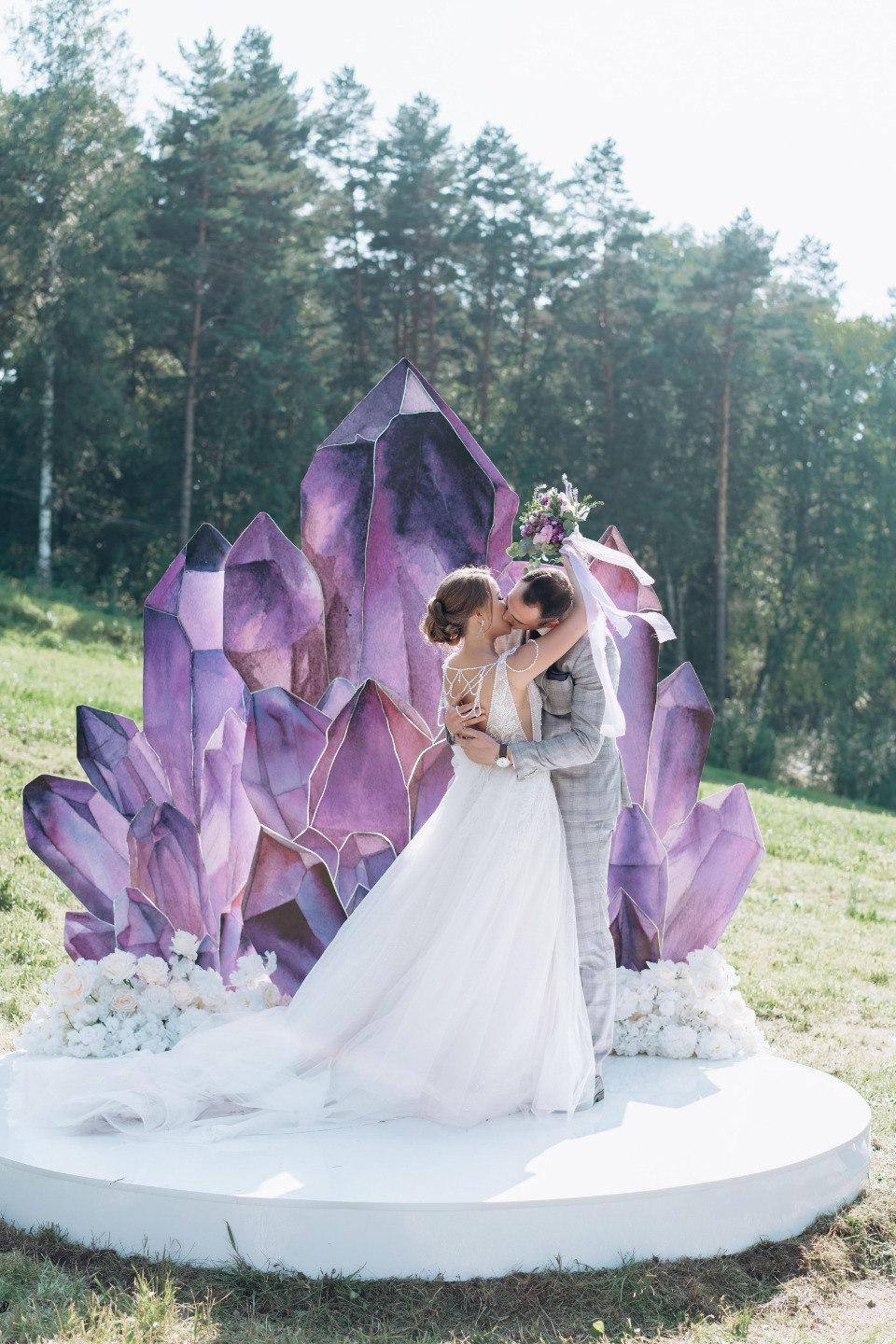 Сила фиолетового угля: современная свадьба в стиле геометрия