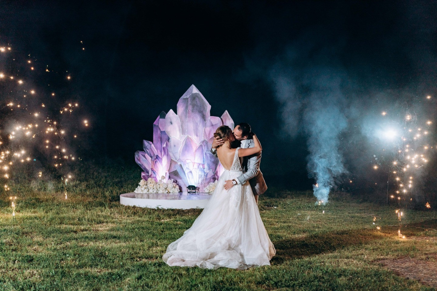 Сила фиолетового угля: современная свадьба в стиле геометрия