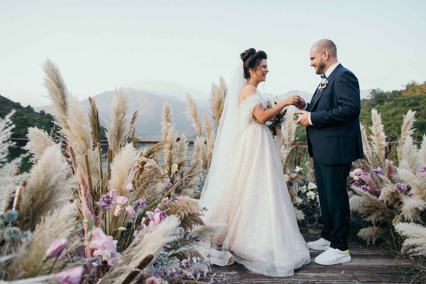 «Созрели в Кварели»: воздушная свадьба в Грузии