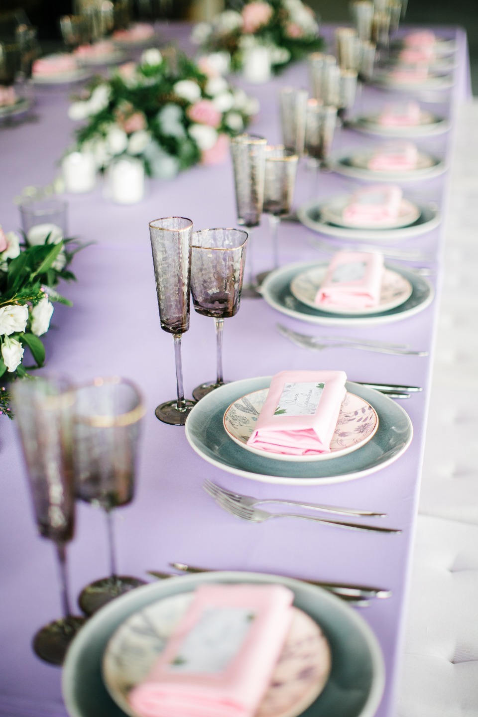 Romantic purple: свадьба в загородном доме