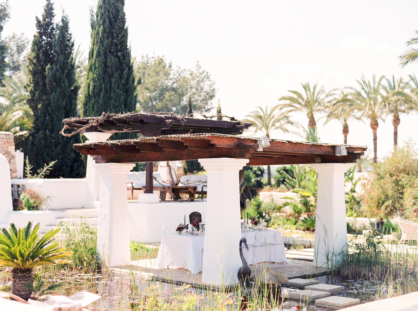 Minimalism and elegance in Ibiza: стилизованная яркая фотосессия