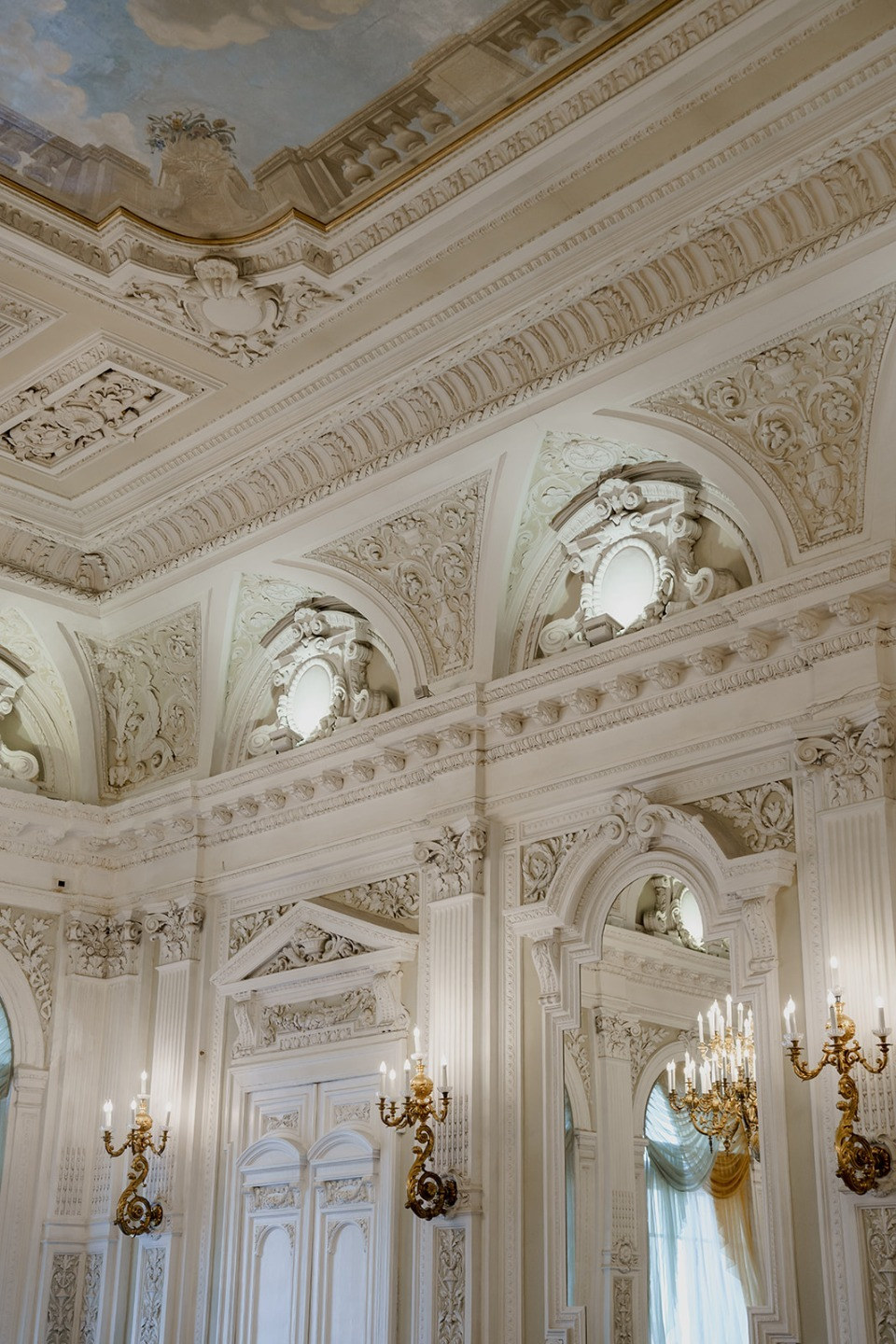 St. Petersburg style: лаконичная свадьба в светлых оттенках