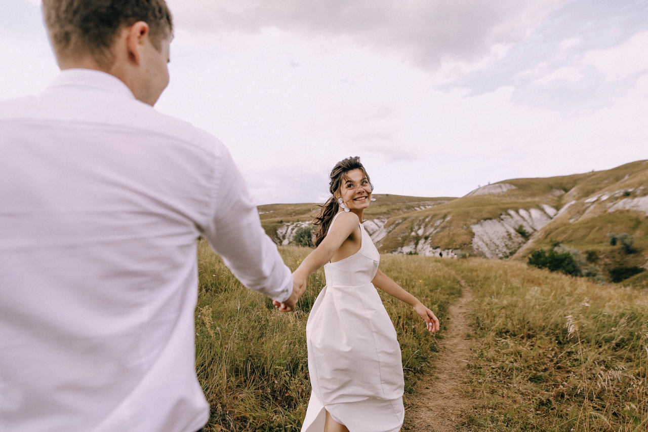 Бог соединил нас в холмах: уютная свадьба на природе