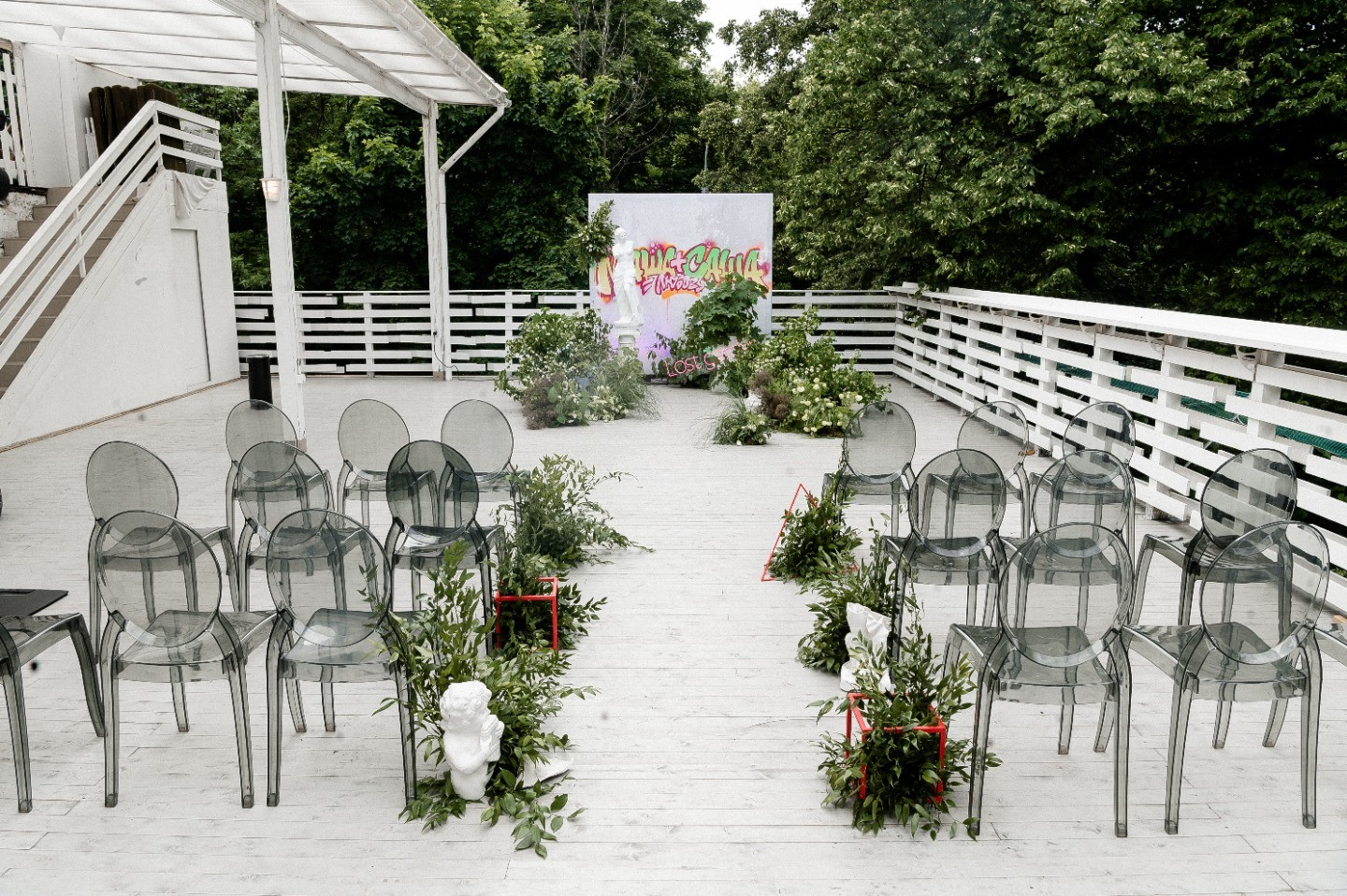Заброшенный сад: яркая свадьба в Forest Hall