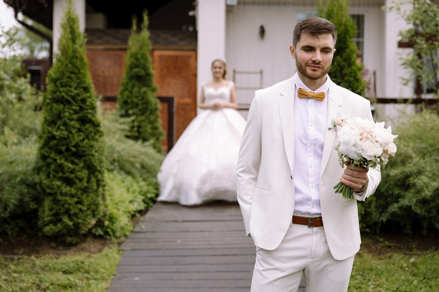 White grace: стильная свадьба в доме у озера