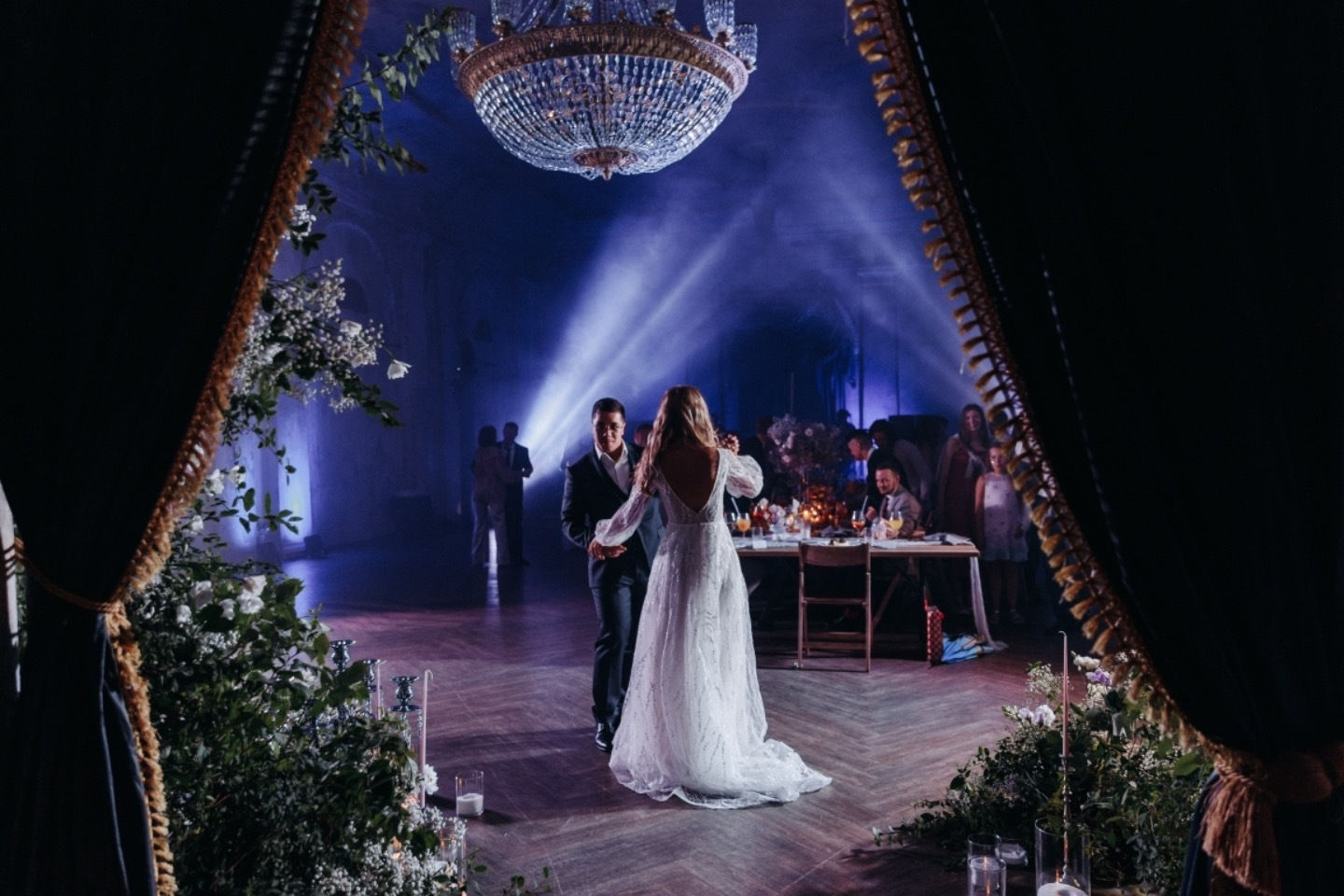 Романтично-готический шик: необычная свадьба в особняке