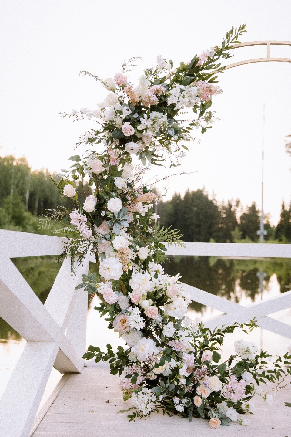 White grace: стильная свадьба в доме у озера