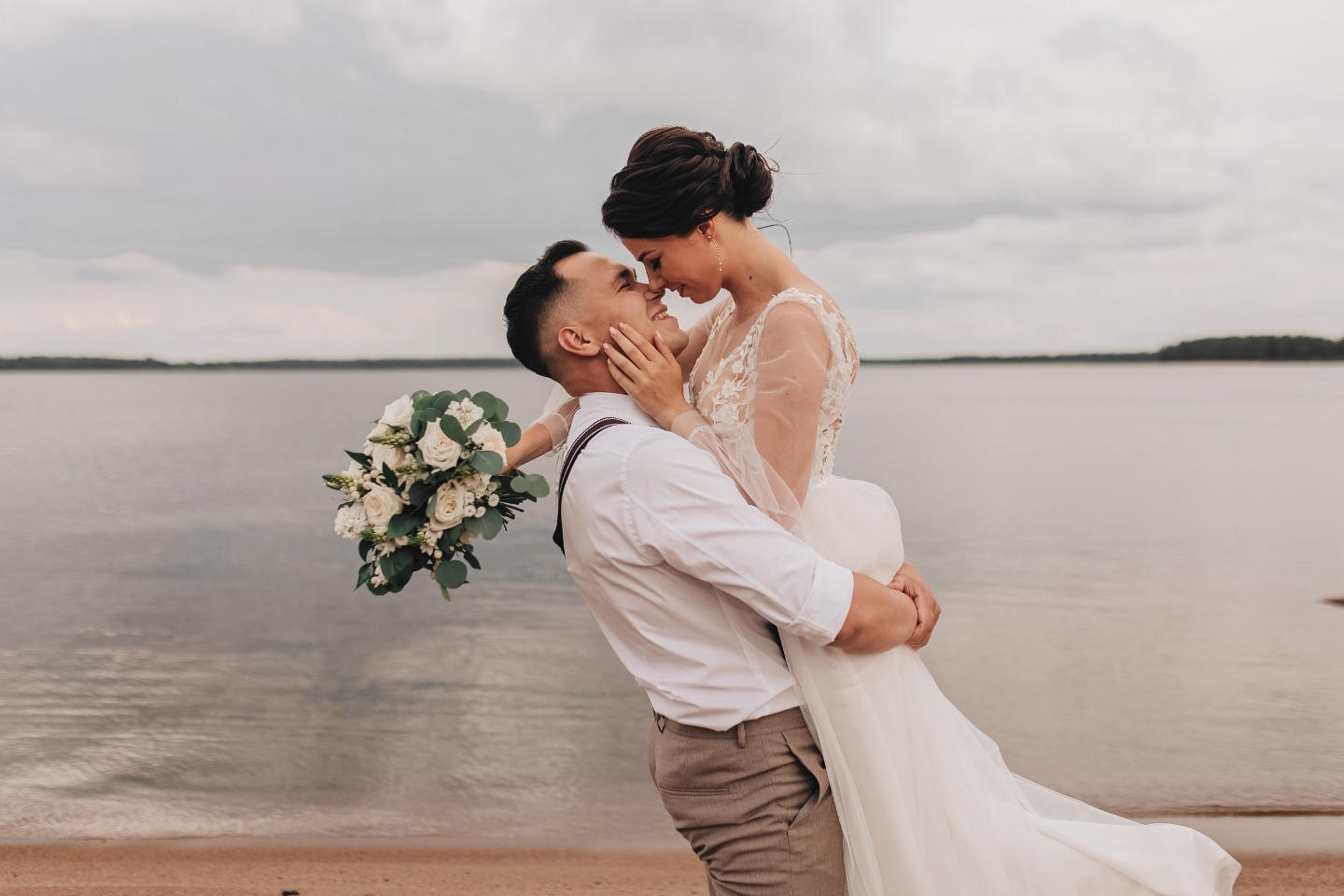 Лесная свадьба на берегу озера